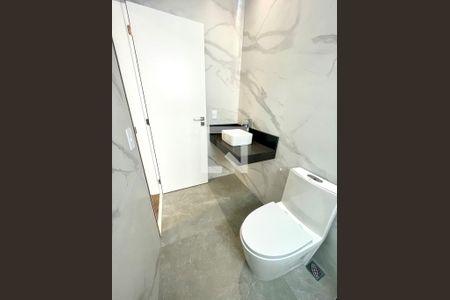 Casa de condomínio à venda com 215m², 3 quartos e 2 vagas Casa de condomínio à venda com 215m², 3 quartos e 2 vagasBanheiro da Suíte 2