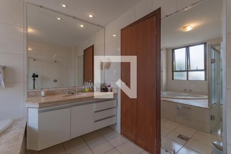 Apartamento à venda com 243m², 4 quartos e 2 vagas Apartamento à venda com 243m², 4 quartos e 2 vagasBanheiro Suíte
