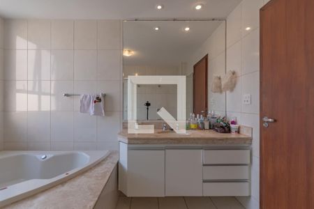 Apartamento à venda com 243m², 4 quartos e 2 vagas Apartamento à venda com 243m², 4 quartos e 2 vagasBanheiro Suíte