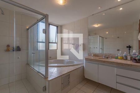 Apartamento à venda com 243m², 4 quartos e 2 vagas Apartamento à venda com 243m², 4 quartos e 2 vagasBanheiro Suíte