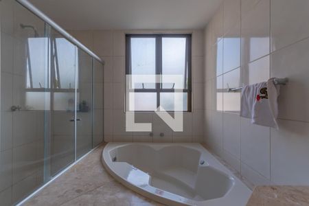 Apartamento à venda com 243m², 4 quartos e 2 vagas Apartamento à venda com 243m², 4 quartos e 2 vagasBanheiro Suíte