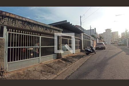 Casa à venda com 290m², 3 quartos e 4 vagas Casa à venda com 290m², 3 quartos e 4 vagasFachada