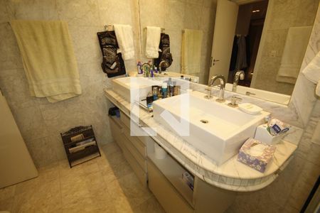 Casa à venda com 900m², 4 quartos e 8 vagasBanheiro 2