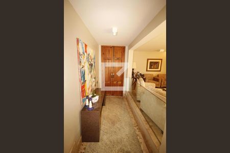 Casa à venda com 900m², 4 quartos e 8 vagasCorredor