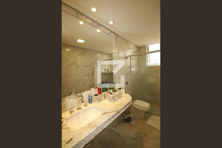 Casa à venda com 900m², 4 quartos e 8 vagasbanheiro 1