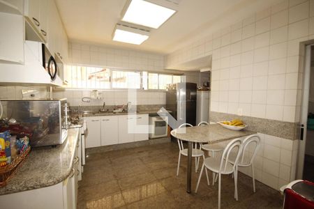 Casa à venda com 900m², 4 quartos e 8 vagasCozinha