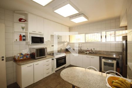 Casa à venda com 900m², 4 quartos e 8 vagasCozinha