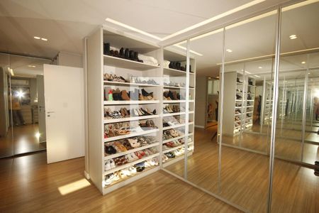 Casa à venda com 900m², 4 quartos e 8 vagasCloset 2