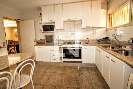 Casa à venda com 900m², 4 quartos e 8 vagasCozinha