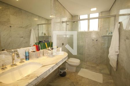 Casa à venda com 900m², 4 quartos e 8 vagasbanheiro 1