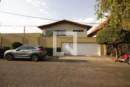 Casa à venda com 900m², 4 quartos e 8 vagasFachada