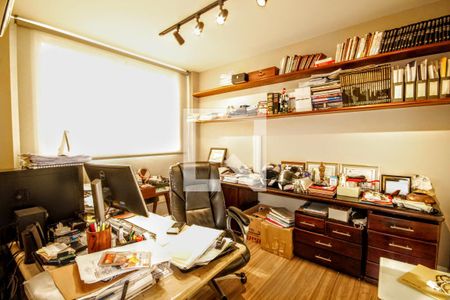 Casa à venda com 900m², 4 quartos e 8 vagasEscritório