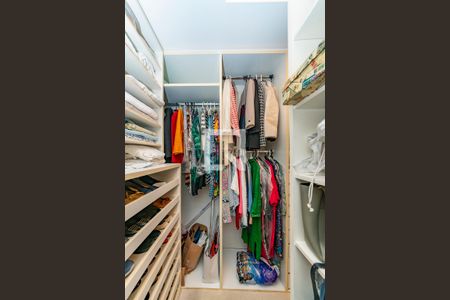 Apartamento à venda com 176m², 3 quartos e 3 vagas Apartamento à venda com 176m², 3 quartos e 3 vagasCloset da suíte