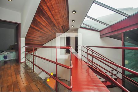 Casa à venda com 400m², 4 quartos e 3 vagas Casa à venda com 400m², 4 quartos e 3 vagasCorredor