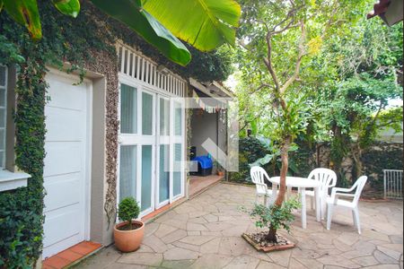Casa à venda com 260m², 3 quartos e 2 vagasQuintal - Fundos