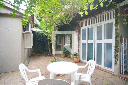 Casa à venda com 260m², 3 quartos e 2 vagasQuintal - Fundos