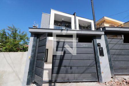 Casa à venda com 106m², 3 quartos e 2 vagasFachada