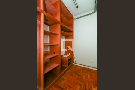 Casa à venda com 354m², 5 quartos e 4 vagas Casa à venda com 354m², 5 quartos e 4 vagasDespensa