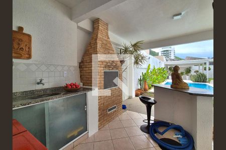 Casa à venda com 688m², 4 quartos e 3 vagas Casa à venda com 688m², 4 quartos e 3 vagasÁrea Externa