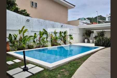 Casa à venda com 688m², 4 quartos e 3 vagas Casa à venda com 688m², 4 quartos e 3 vagasÁrea Externa