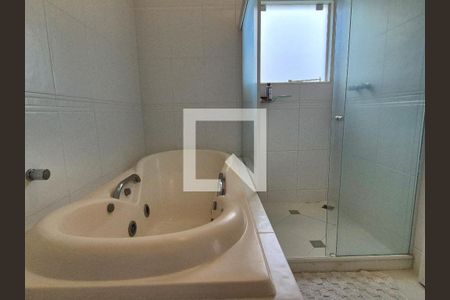 Casa à venda com 688m², 4 quartos e 3 vagas Casa à venda com 688m², 4 quartos e 3 vagasBanheiro do Quarto 2