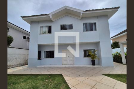 Casa à venda com 688m², 4 quartos e 3 vagas Casa à venda com 688m², 4 quartos e 3 vagasÁrea Externa