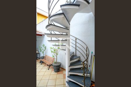 Casa à venda com 175m², 4 quartos e 4 vagas Casa à venda com 175m², 4 quartos e 4 vagasEscada