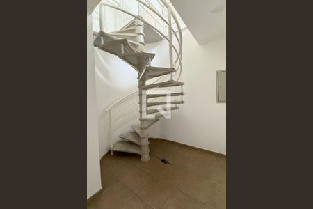 Casa de condomínio à venda com 700m², 5 quartos e 5 vagasEscada