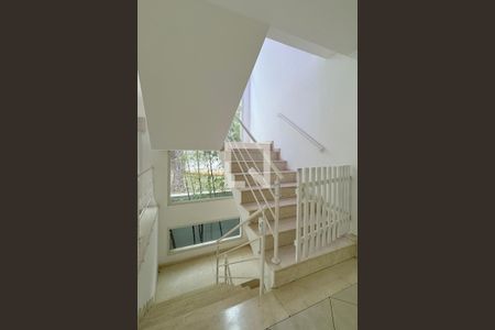 Casa de condomínio à venda com 700m², 5 quartos e 5 vagasEscada