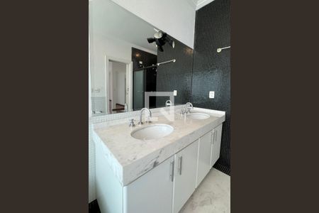 Casa de condomínio à venda com 700m², 5 quartos e 5 vagasBanheiro da Suíte 2