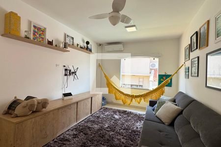 Casa de condomínio à venda com 385m², 4 quartos e 3 vagasSala de TV