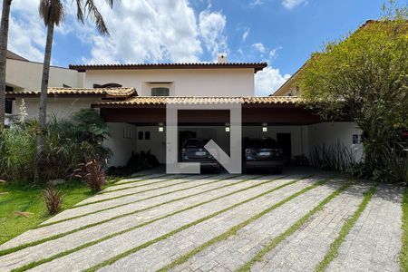 Casa de condomínio à venda com 385m², 4 quartos e 3 vagasFachada