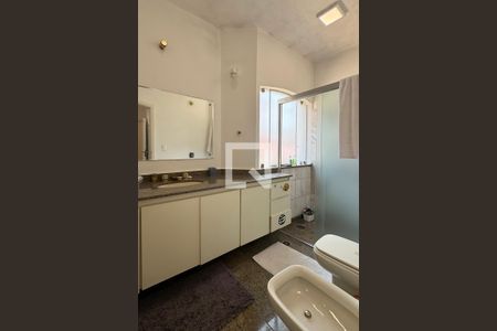 Casa de condomínio à venda com 385m², 4 quartos e 3 vagasBanheiro da Suíte 2