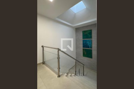 Casa de condomínio à venda com 385m², 4 quartos e 3 vagasEscada