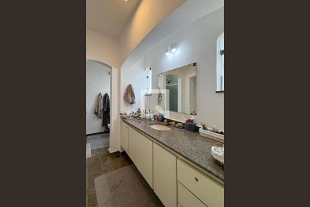 Casa de condomínio à venda com 385m², 4 quartos e 3 vagasBanheiro da Suíte 1