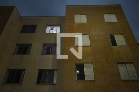 Apartamento à venda com 48m², 2 quartos e 1 vagaPlaca instalada na janela do imóvel