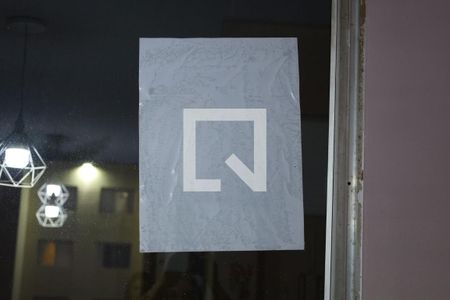 Apartamento à venda com 48m², 2 quartos e 1 vagaPlaca instalada na janela da sala do imóvel