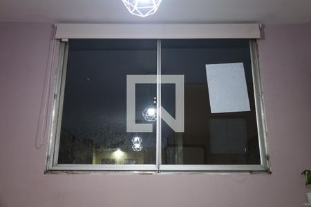 Apartamento à venda com 48m², 2 quartos e 1 vagaPlaca instalada na janela da sala do imóvel