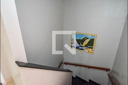 Casa à venda com 178m², 3 quartos e 4 vagas Casa à venda com 178m², 3 quartos e 4 vagasEscada