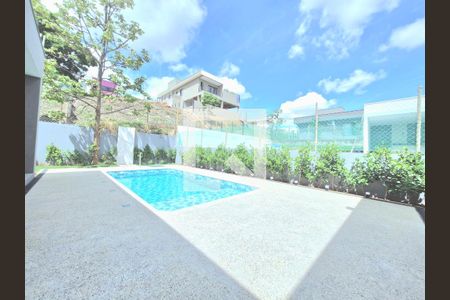 Casa de condomínio à venda com 225m², 4 quartos e 4 vagas Casa de condomínio à venda com 225m², 4 quartos e 4 vagasPiscina