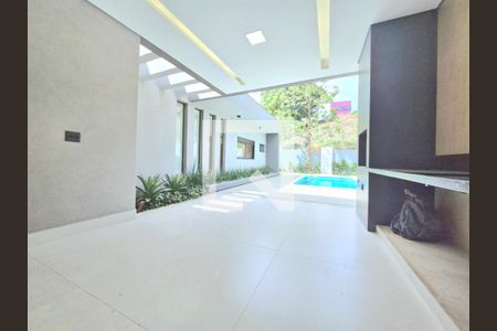 Casa de condomínio à venda com 225m², 4 quartos e 4 vagas Casa de condomínio à venda com 225m², 4 quartos e 4 vagasÁrea comum - Churrasqueira