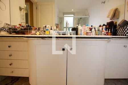 Apartamento à venda com 278m², 4 quartos e 4 vagasBanheiro da Suíte