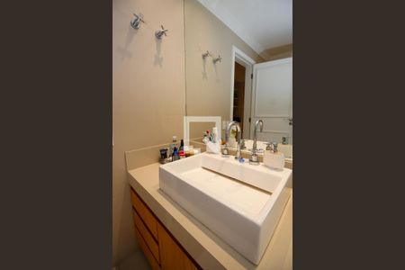 Apartamento à venda com 278m², 4 quartos e 4 vagasBanheiro da Suíte 2