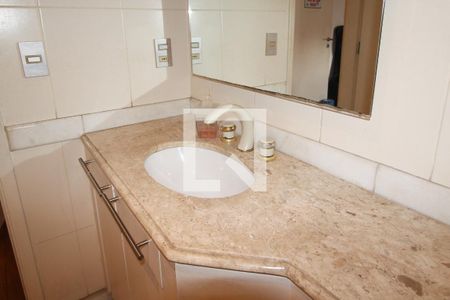 Apartamento à venda com 220m², 4 quartos e 4 vagas Apartamento à venda com 220m², 4 quartos e 4 vagasBanheiro 1