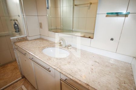 Apartamento à venda com 220m², 4 quartos e 4 vagas Apartamento à venda com 220m², 4 quartos e 4 vagasBanheiro 2