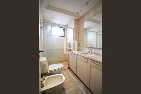 Apartamento à venda com 220m², 4 quartos e 4 vagas Apartamento à venda com 220m², 4 quartos e 4 vagasBanheiro 2