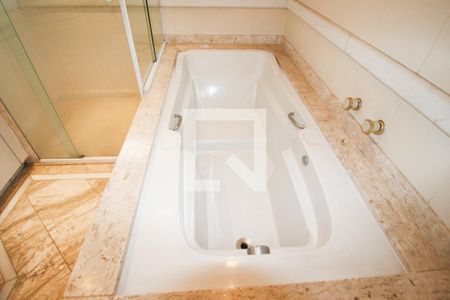 Apartamento à venda com 220m², 4 quartos e 4 vagas Apartamento à venda com 220m², 4 quartos e 4 vagasBanheiro da Suíte