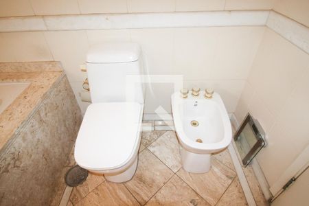 Apartamento à venda com 220m², 4 quartos e 4 vagas Apartamento à venda com 220m², 4 quartos e 4 vagasBanheiro da Suíte