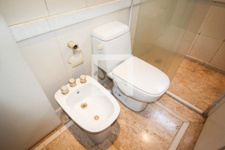 Apartamento à venda com 220m², 4 quartos e 4 vagas Apartamento à venda com 220m², 4 quartos e 4 vagasBanheiro 2