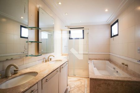 Apartamento à venda com 220m², 4 quartos e 4 vagas Apartamento à venda com 220m², 4 quartos e 4 vagasBanheiro da Suíte